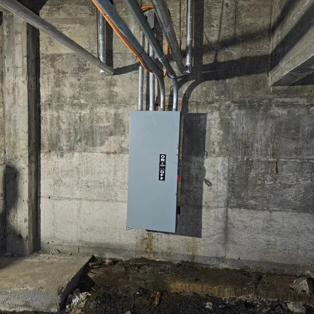 600 V main disconnect at a school service centre in Montreal