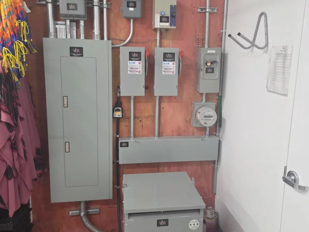 Nouveaux panneaux électriques et sectionneurs installés pour un magasin Bikini Village
