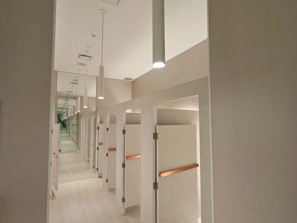 Cabines d'essayage avec nouvel éclairage chez Bikini Village, Galeries d'Anjou