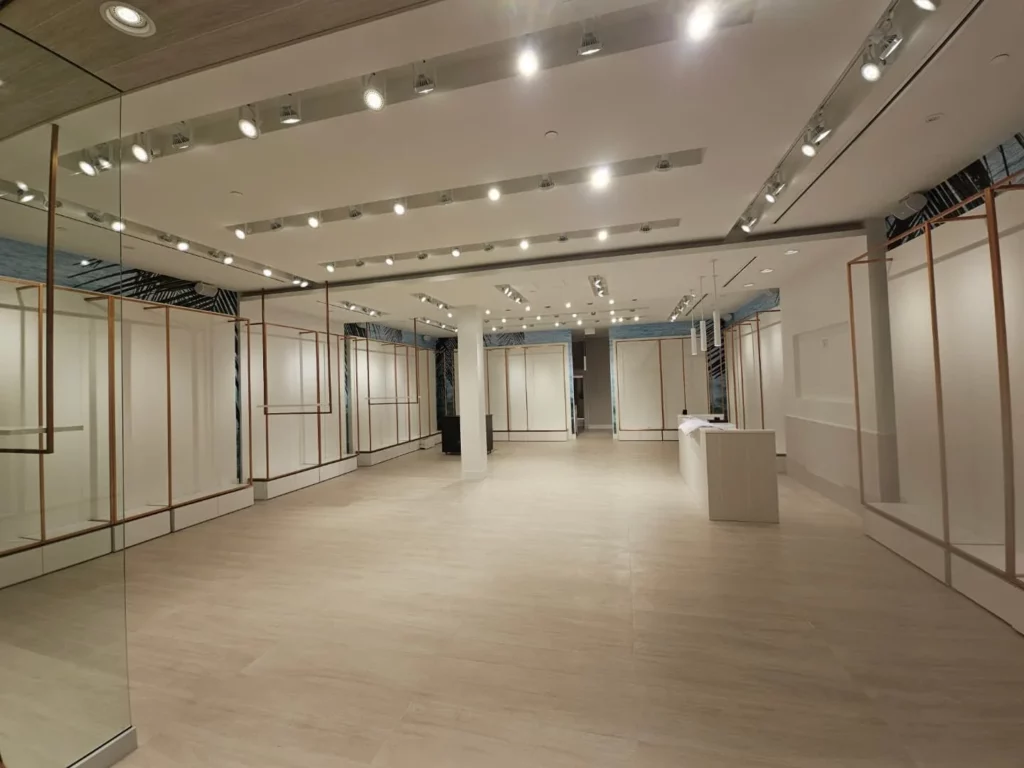 Local vide aux Galeries d'Anjou avec nouvel éclairage encastré avant l'ouverture de Bikini Village