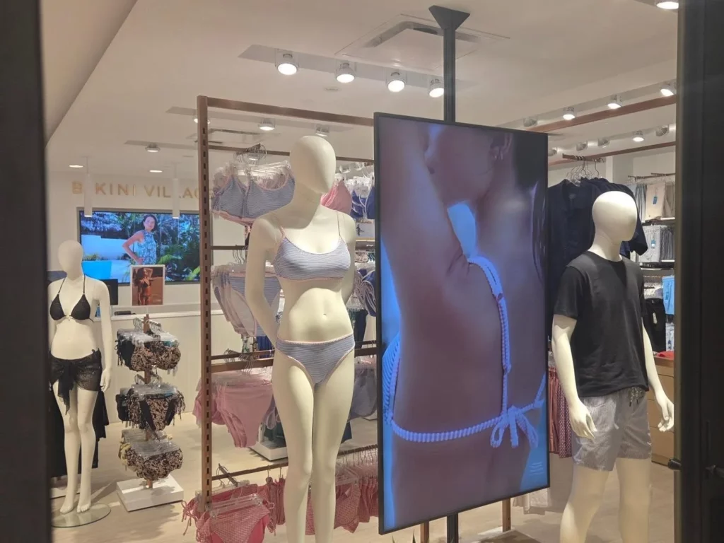 Aire de vente de Bikini Village avec écran numérique suspendu alimenté par de nouveaux circuits