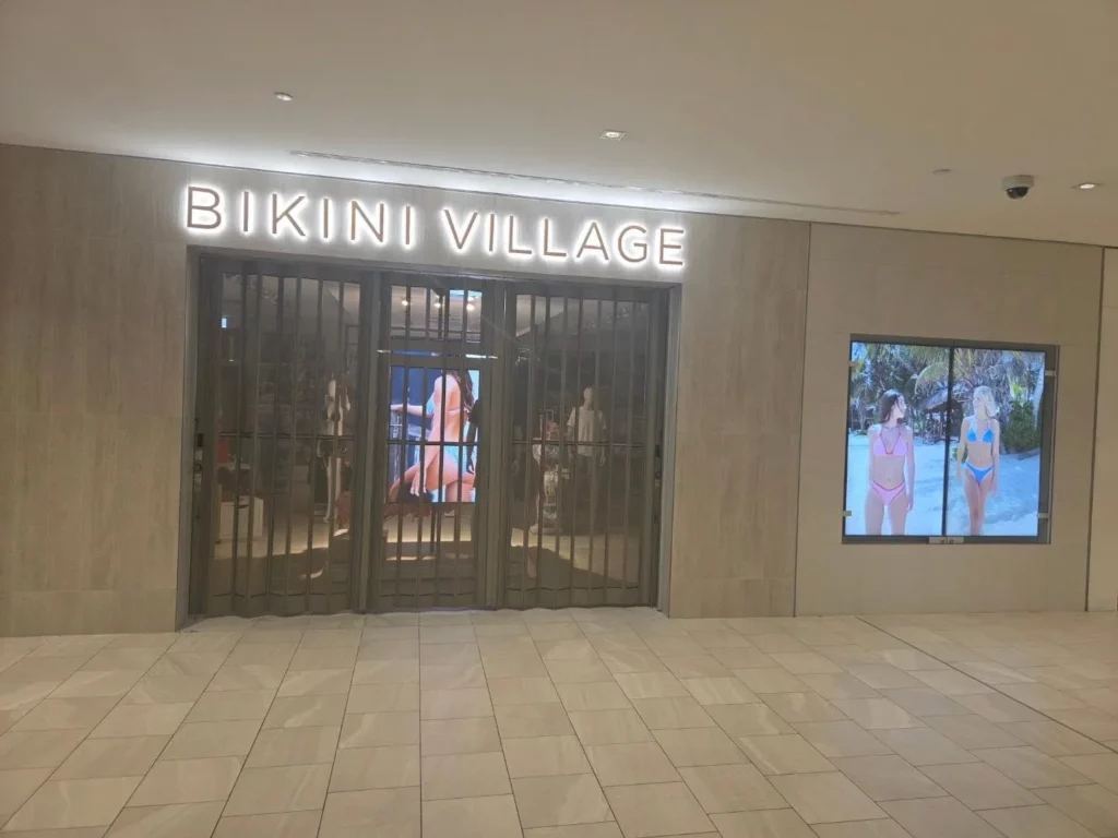 Vitrine illuminée du magasin Bikini Village à Place Montréal Trust