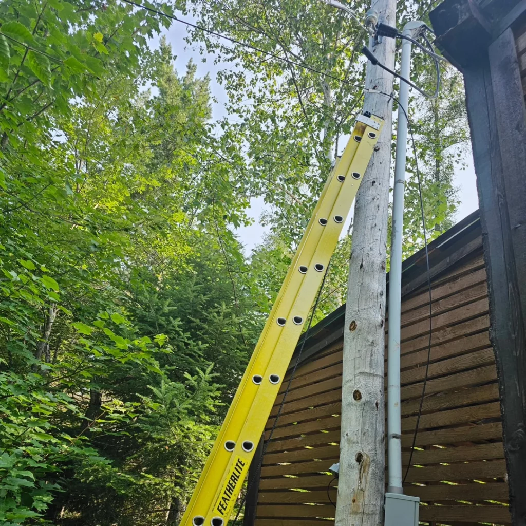 Mât d'entrée aérienne d'un chalet des Laurentides avant la mise à niveau
