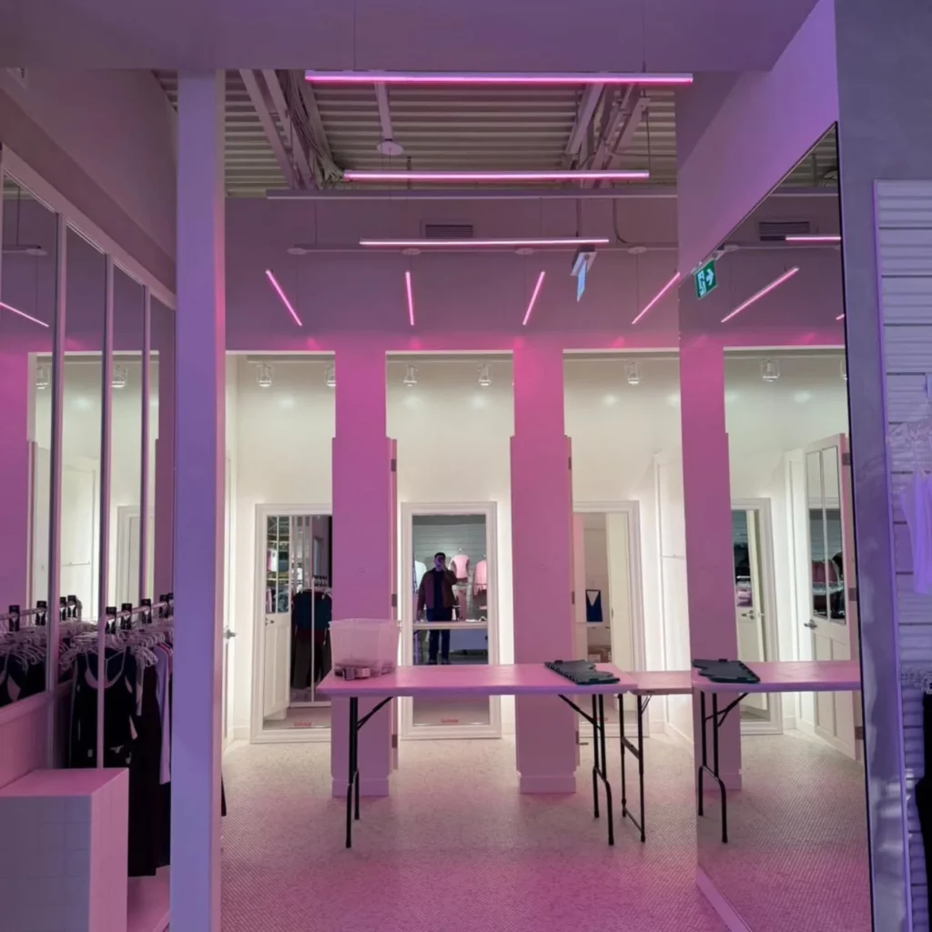 Éclairage d'ambiance coloré dans les cabines du magasin Garage, Carrefour Laval