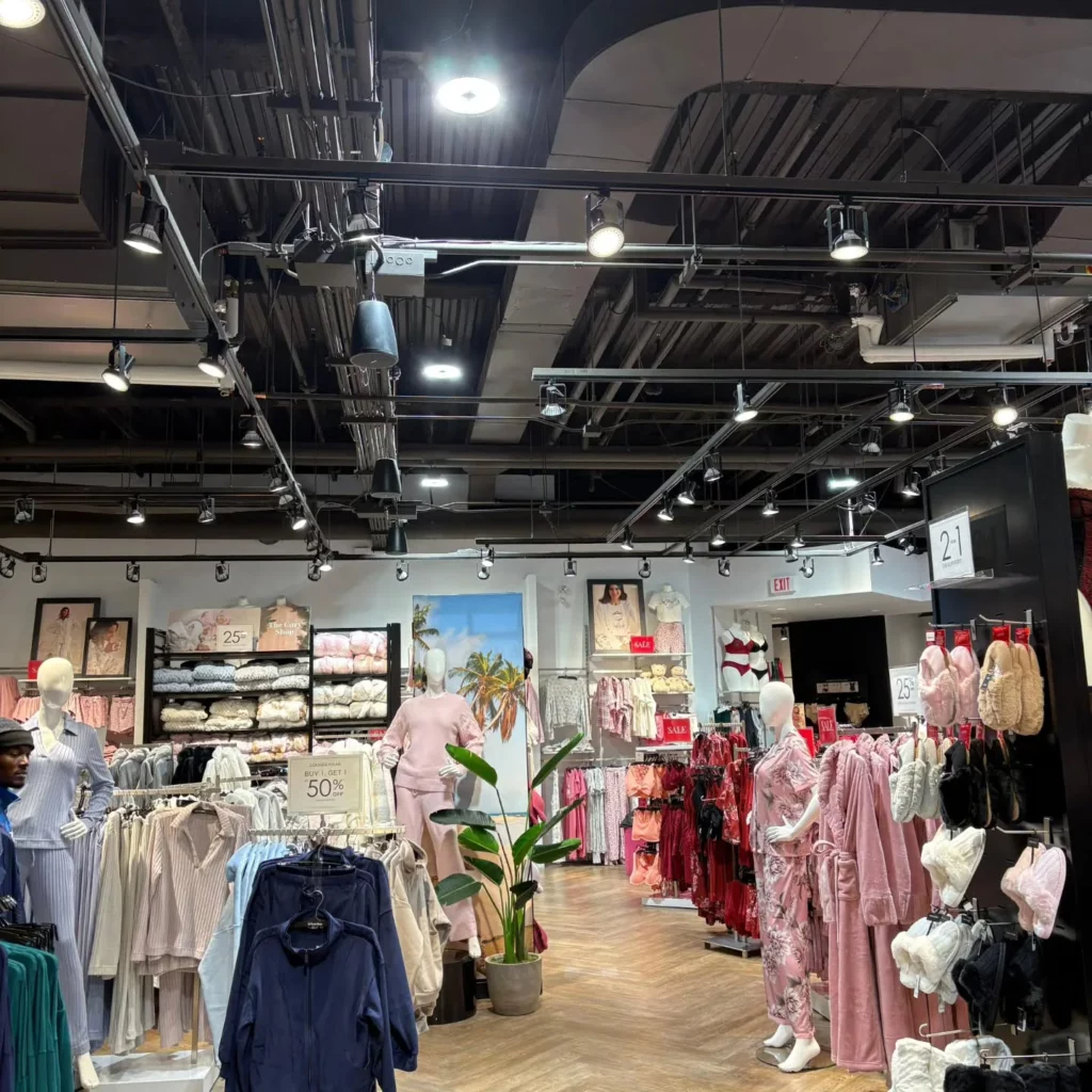 Éclairage de grande hauteur installé de nuit chez La Vie en Rose, Place d'Orléans, Ottawa