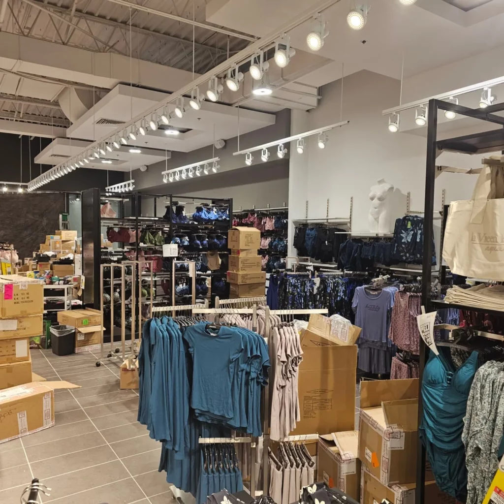 Aire de vente de La Vie en Rose avec nouvel éclairage sur rail aux Galeries Terrebonne