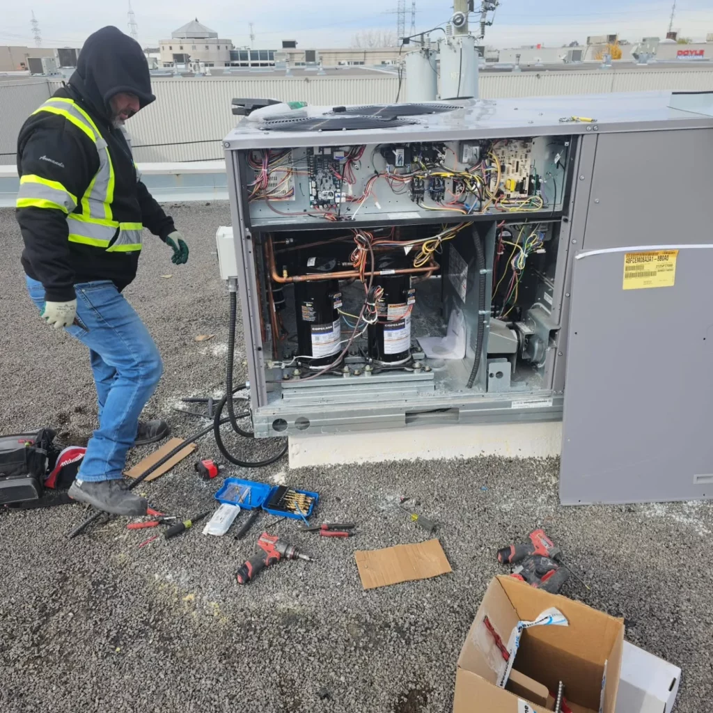 Rooftop heat pump being wired by VAR Électrique in Saint-Léonard