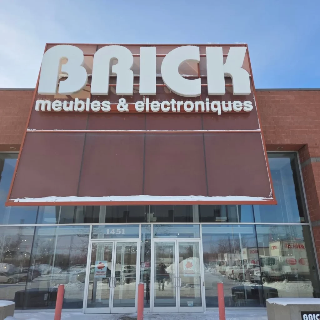 Magasin The Brick de Saint-Hubert dont VAR Électrique a modernisé l'éclairage de l'entrepôt