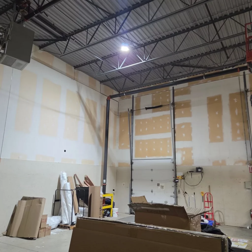 Nouveaux luminaires DEL éclairant les étagères de l'entrepôt de The Brick, Saint-Hubert